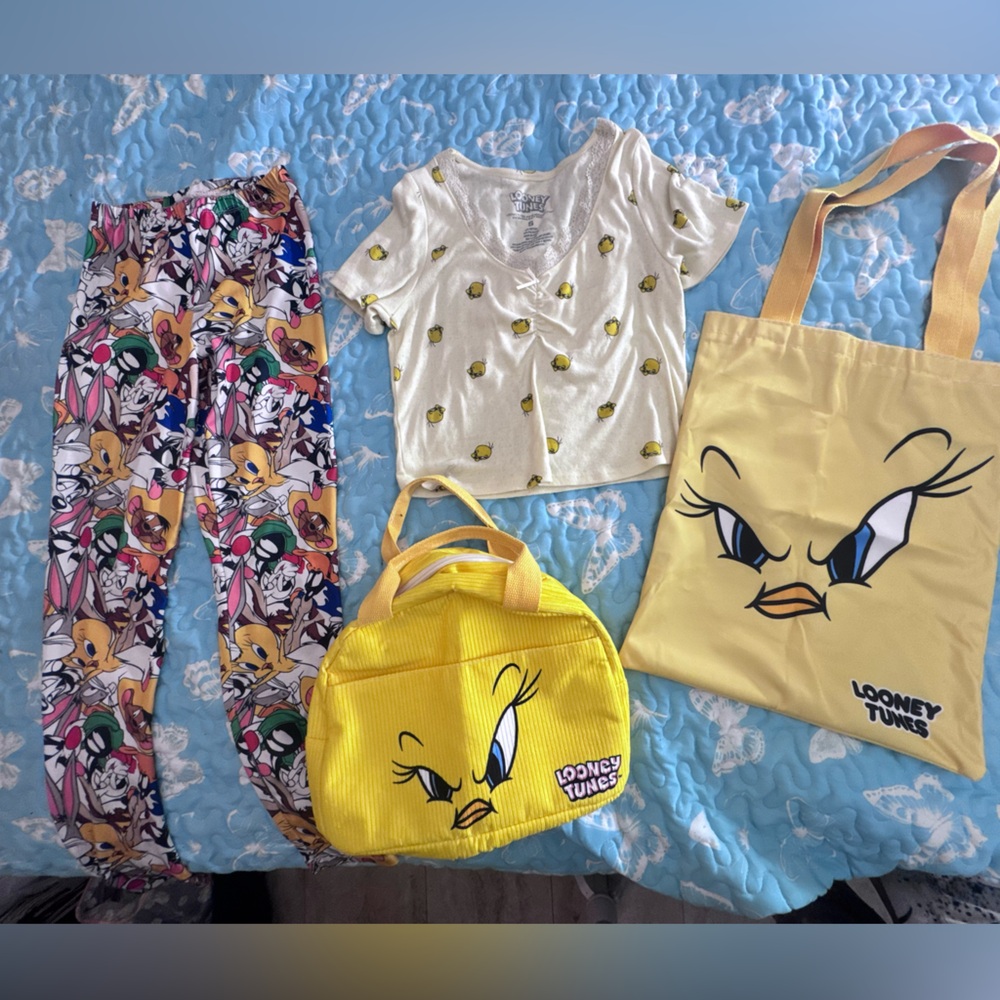 Tweety bird bundle of 4 items